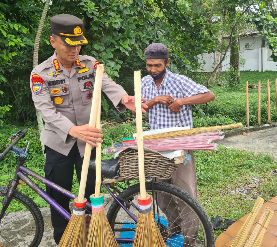 Pedagang Sapu Keliling Kaget Bukan Kepalang, Dagangan Diborong Pak Polisi.