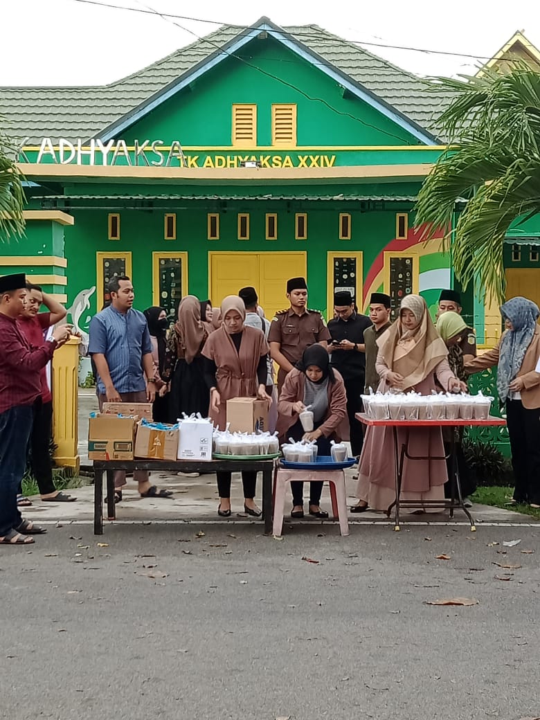 Kejari Kepulauan Meranti Bagi-bagi Takjil Kepada Pengendara Motor