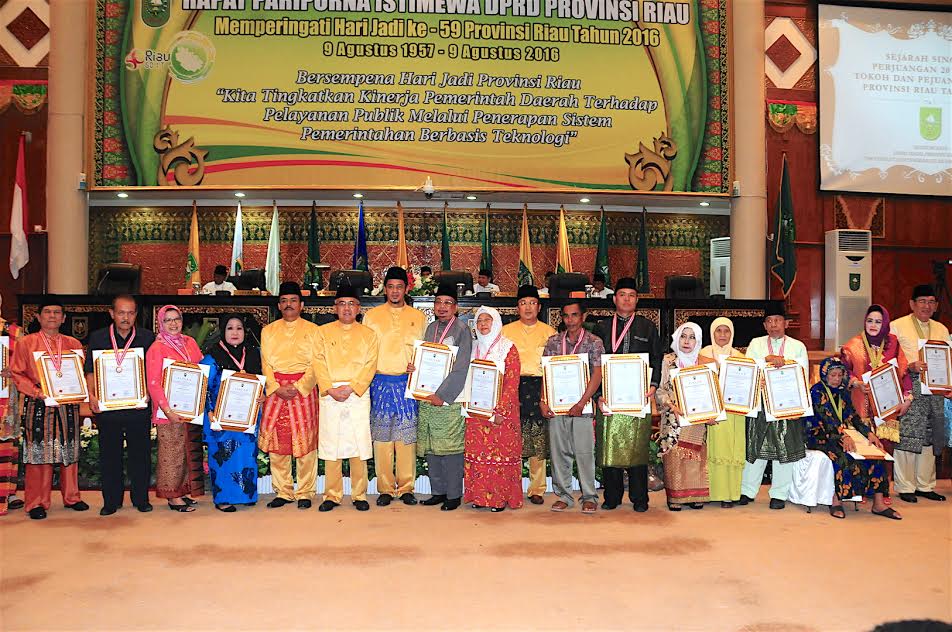 Paripurna HUT ke-59 Riau, Sejumlah Tokoh dan Pejuang Riau Terima Penghargaan
