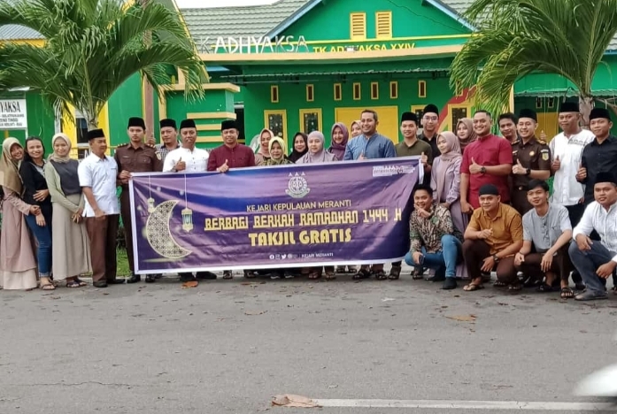 Kajari Meranti Turun Kejalan Berikan Takjil Kepada Masyarakat Meranti