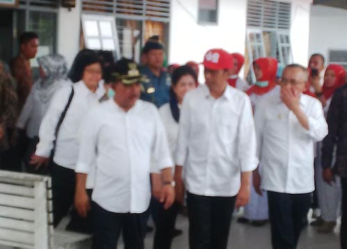 Presiden Jokowi dan rombongan akhirnya muncul di Kampar