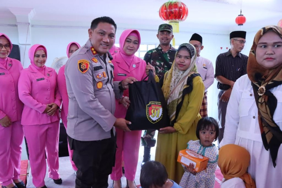 Polres Meranti Berikan Pelayanan Kesehatan Gratis dan Salurkan Bantuan Sosial.