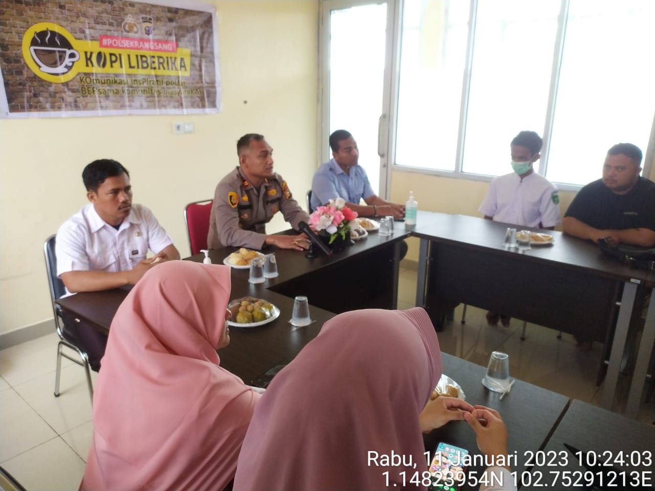 Bahas Soal Kesehatan, Polsek Rangsang Ngopi Bareng Nakes Puskesmas Kedaburapat