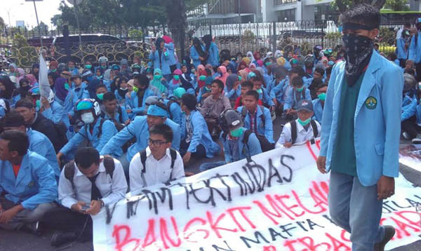Tak Puas Duduki Komisi A DPRD Riau, BEM UIR Demo Mapolda