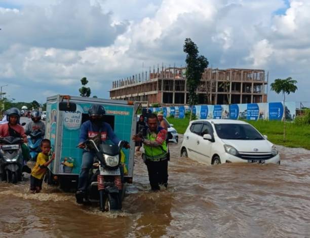 Banjir, Polisi Imbau Pengendara Tidak Melewati Jembatan Siak 4 Pekanbaru