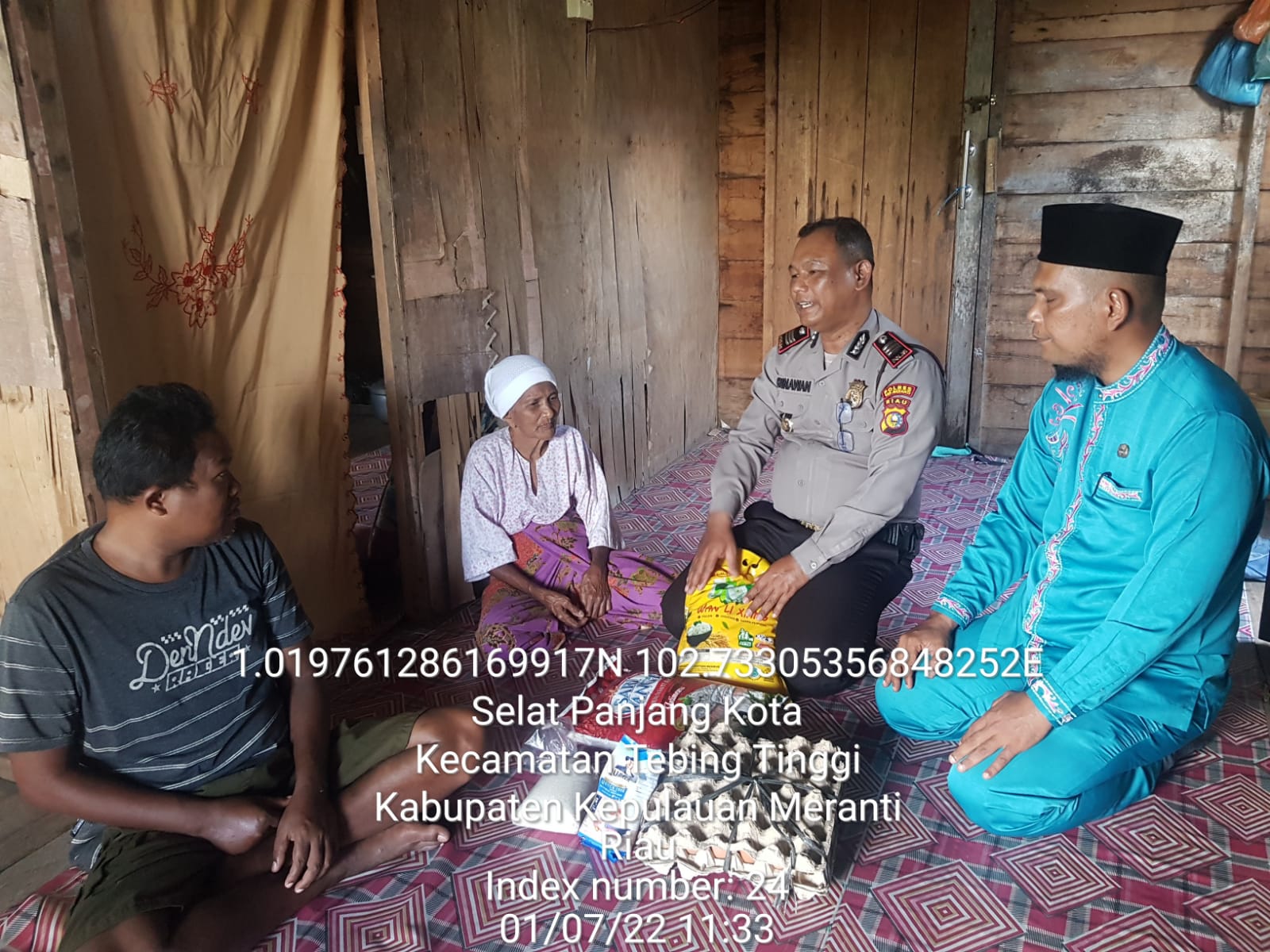 Jumat Barokah, Wariah dapat Bingkisan Sembako dari Polsek Tebingtinggi