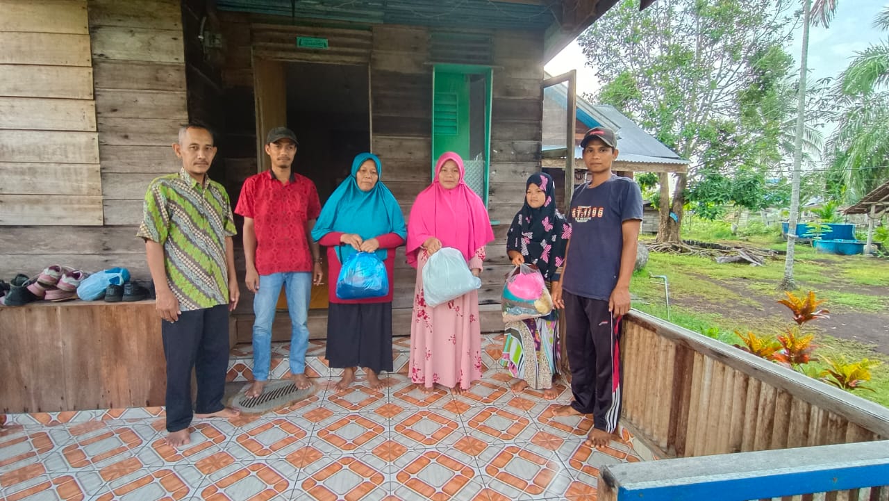 Karang Taruna Desa Sungai Anak Kamal Salurkan Pakaian.