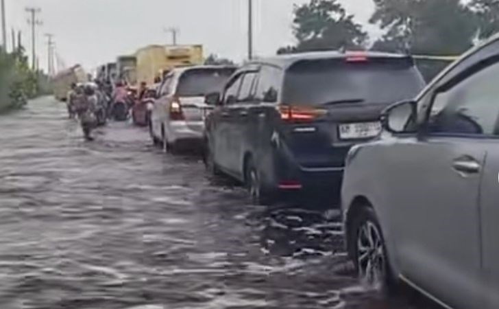 Motor Harus Naik Towing Melintasi Jalintim KM 83, Tarifnya Rp100 Ribu