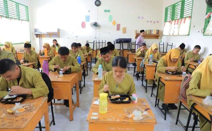 Siswa SMA/Sederajat di Riau Belum Bisa Menikmati Makan Bergizi Gratis