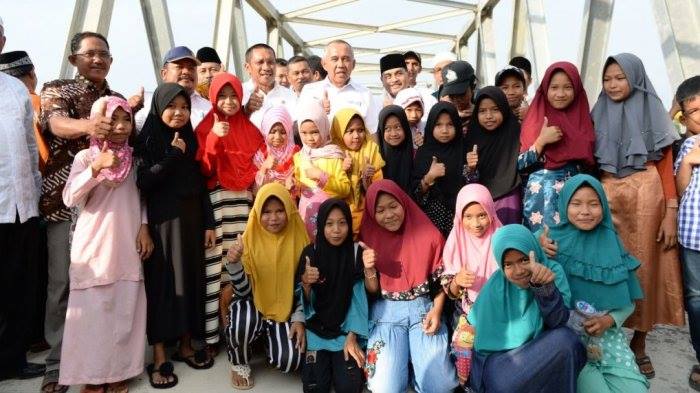 Kunjungi Masyarakat Keritang, Gubernur Riau Serahkan CSR Bank Riau Kepri Rp 50 Juta dan Alquran