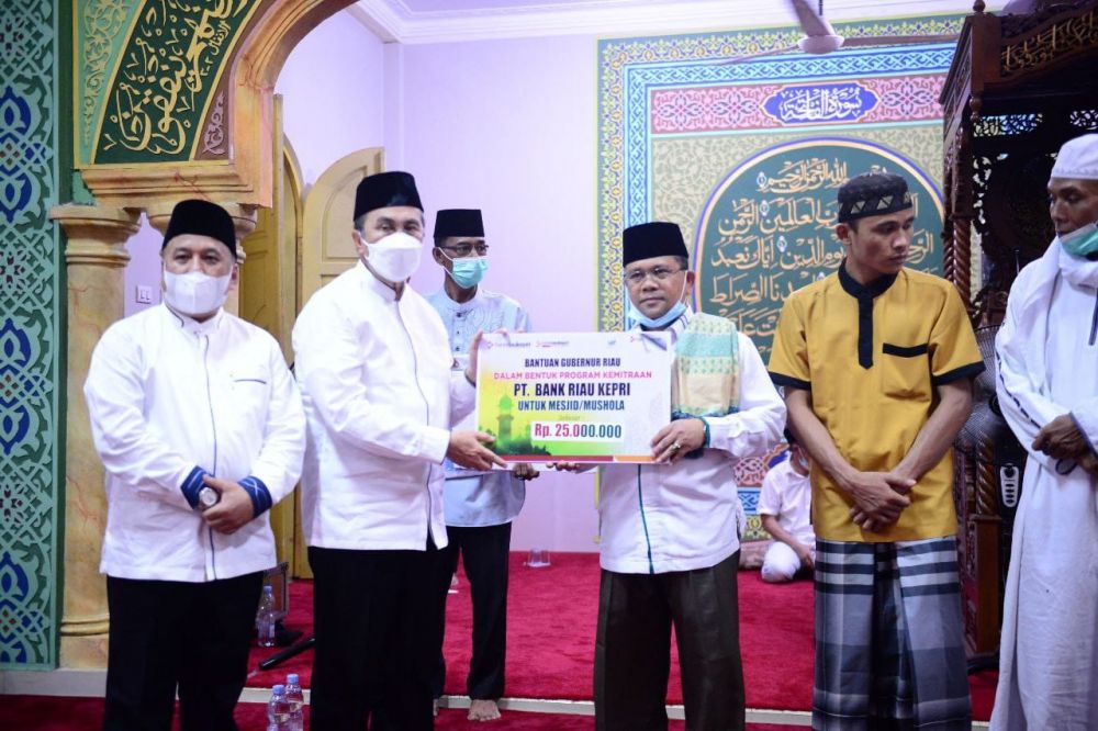 Gubri Serahkan Sejumlah Bantuan di Masjid Ar Rahim