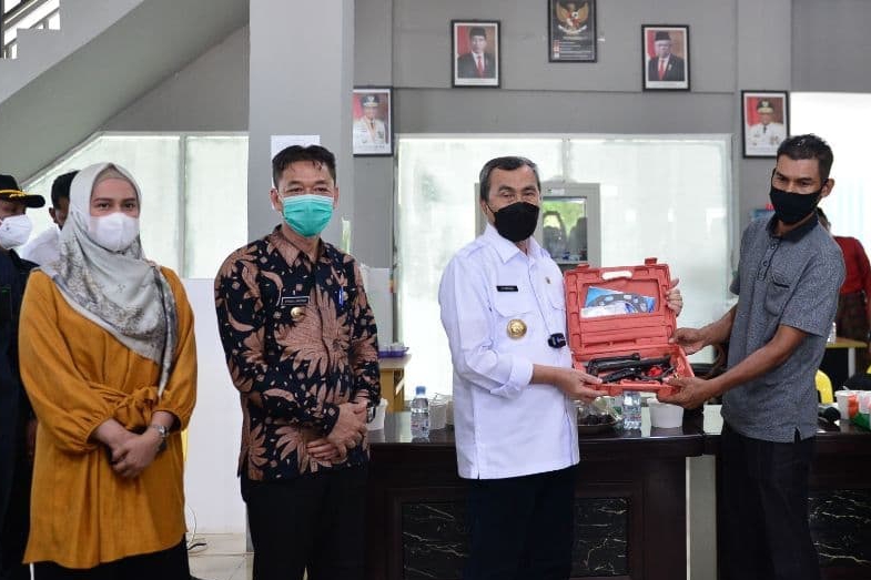 Gubernur Riau Serahkan Bantuan 10 Unit Mesin Kapal Untuk Nelayan Rohil