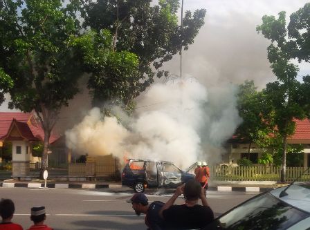 Sebuah Mobil Toyota Kijang Hangus Terbakar di Jalan Gajah Mada Pekanbaru
