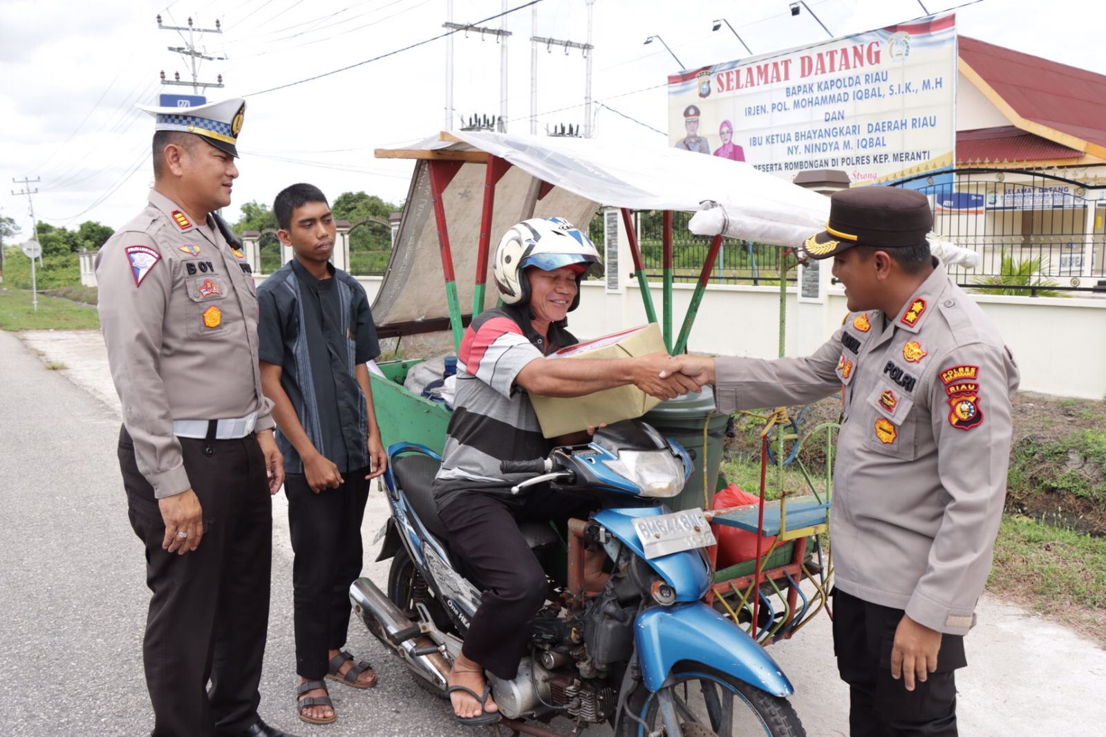 Polres Meranti dan Polsek Jajaran Bagikan Ratusan Paket Bansos Sembako