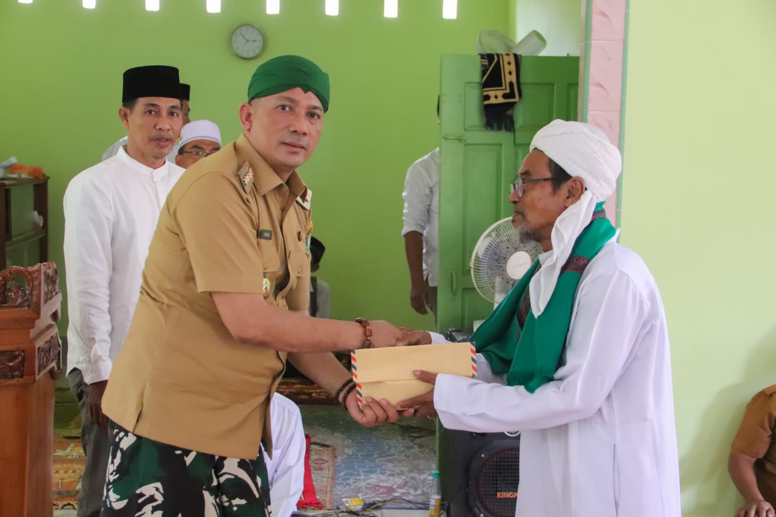 Houl di Rangsang Barat Bupati HM Adil Juga Serahkan Bantuan Ke Musholla. 