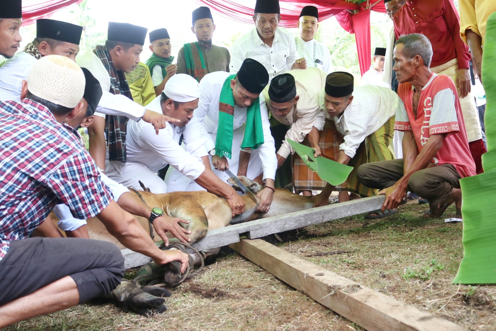 Bupati HM Adil Salat Idul Adha 1443 H bersama warga Kecamatan Tasik Putri Puyu
