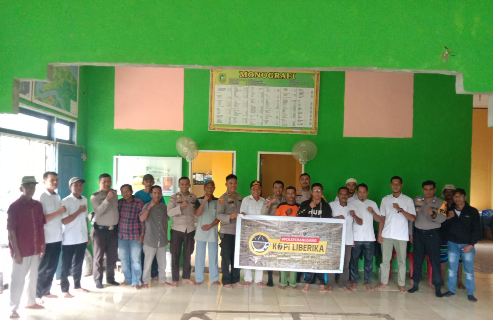 Ngopi Bareng Pemdes Kayu Ara, Polsek Rangsang Ajak Tingkatkan Keakraban dan Sinergitas