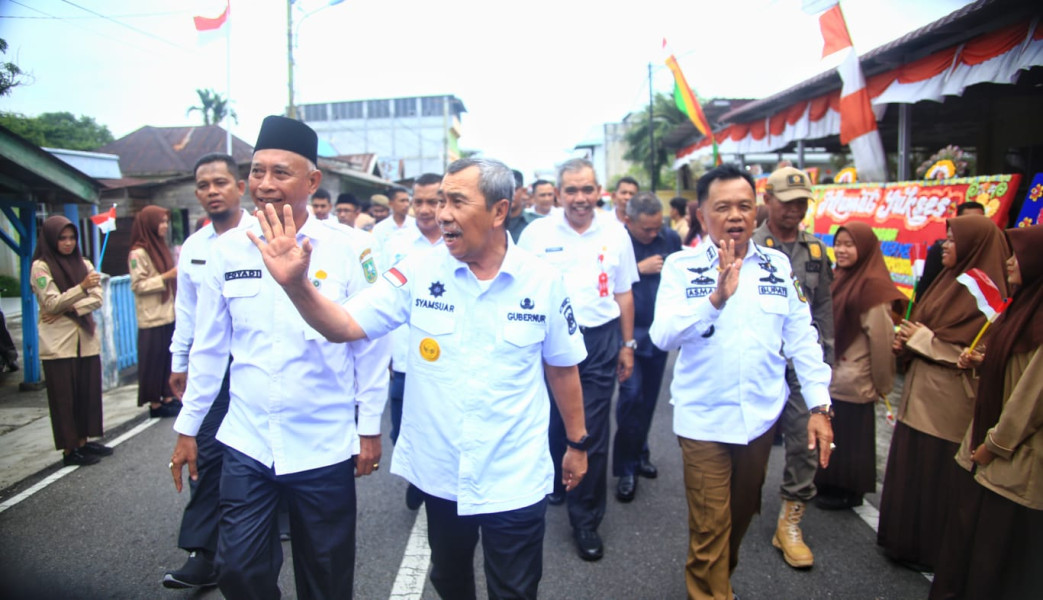 Plt Bupati Asmar Dampingi Gubri Syamsuar Serahkan SK PPPK Guru di Kepulauan Meranti