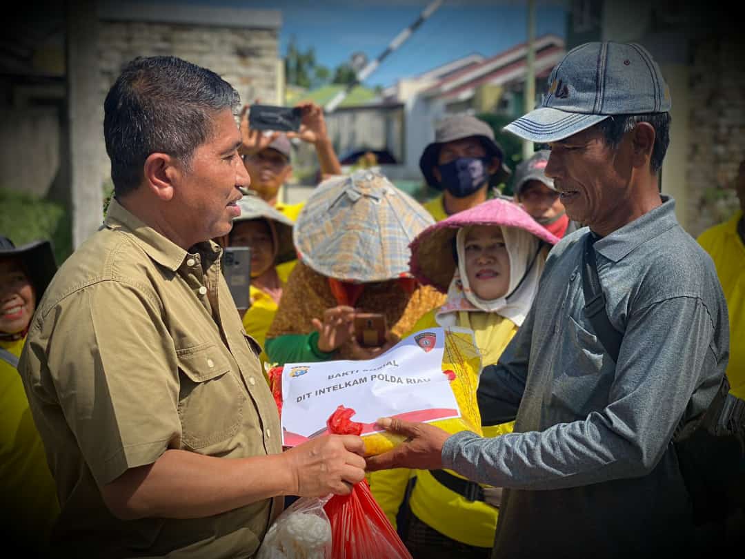 Dirintelkam Polda Riau berikan bantuan sembako bagi petugas kebersihan Kota Pekanbaru