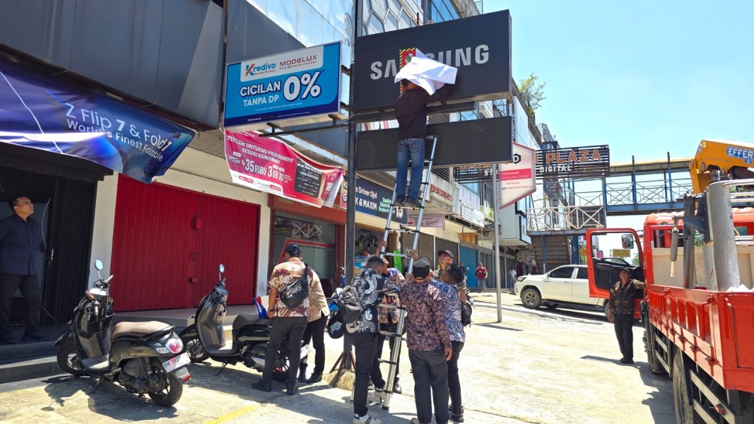 Belasan Reklame Disegel Pemko Pekanbaru