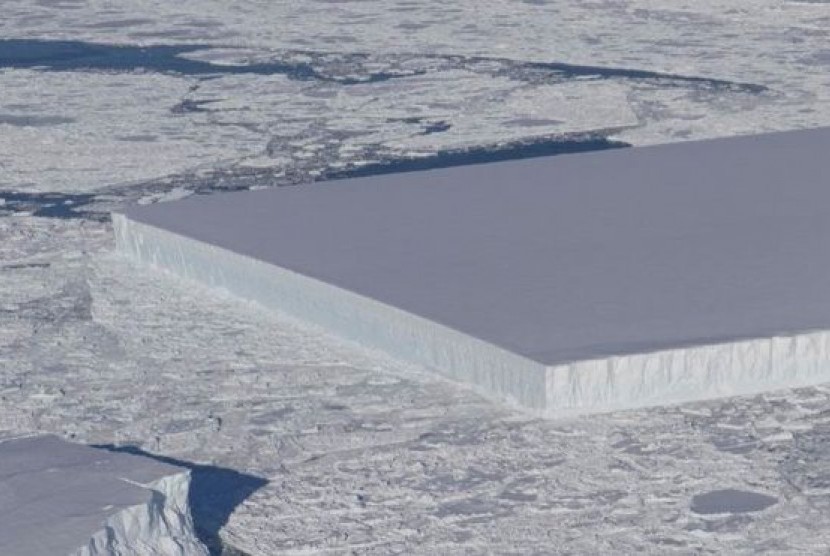 NASA Temukan Gunung Es Berbentuk Persegi Panjang