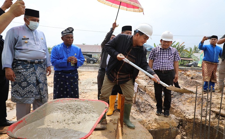 Bupati Siak Alfedri Lakukan Peletakan Batu Pertama Pasar Rakyat Bungaraya