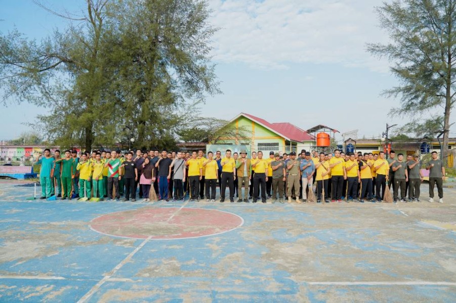 Tindak Lanjuti Arahan Presiden Terkait 'Perang Terhadap Sampah', Polres Dumai Bersama TNI dan Pemko Gelar Aksi Bersih Lingkungan