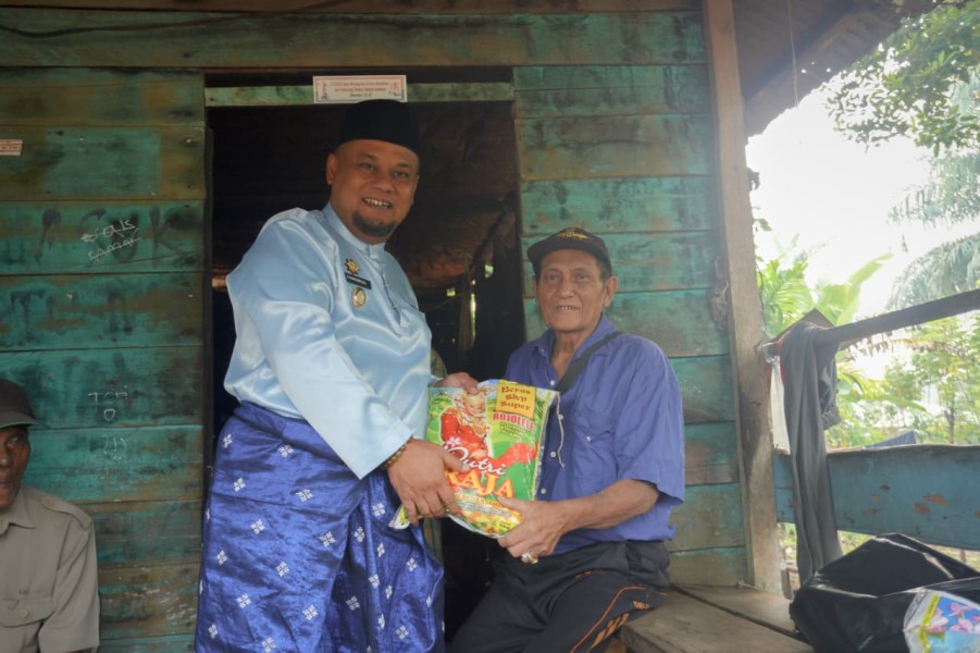 Keliling Empat Kampung, Wabup Syamsurizal Serahkan Bantuan untuk Lansia dan Disabilitas di Sungai Apit