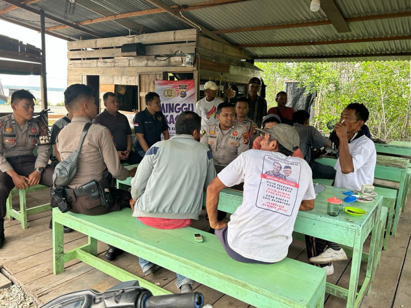 Minggu Kasih, Personel Polres Meranti Sampaikan Sejumlah Hal Penting kepada Buruh Harian Lepas