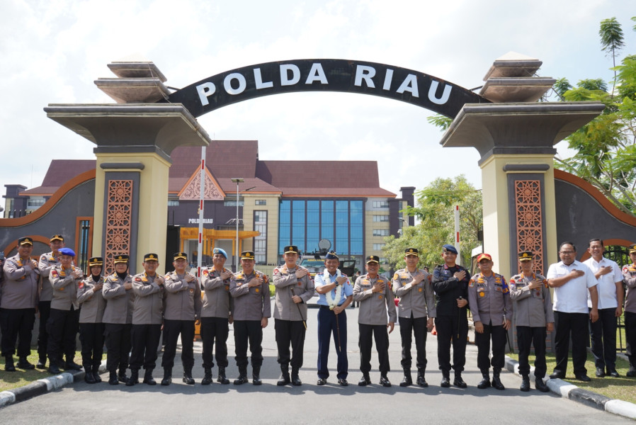 Terkejut, Danlanud RSN Dilepas Kapolda Riau Dengan Arakan Mobil Baracuda