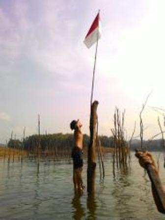 Pemuda Pulau Godang Gelar Upacara di Waduk PLTA Koto Panjang