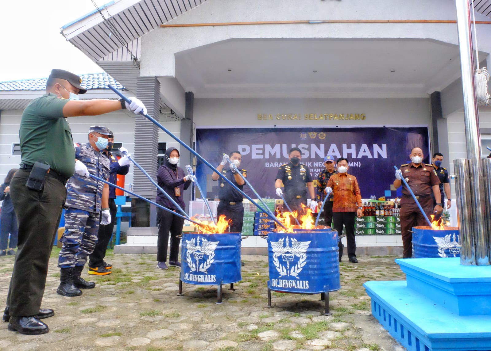 Wabup Meranti H. Asmar hadiri Pemusnahan Barang milik Negara hasil penindakan di Kantor Bea Cukai.