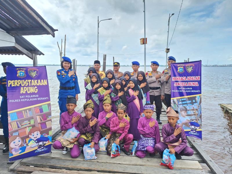 Satpolairud dan Polsek Rangsang Barat Tingkatkan Budaya Literasi Anak Pesisir Lewat Perpustakaan Apung