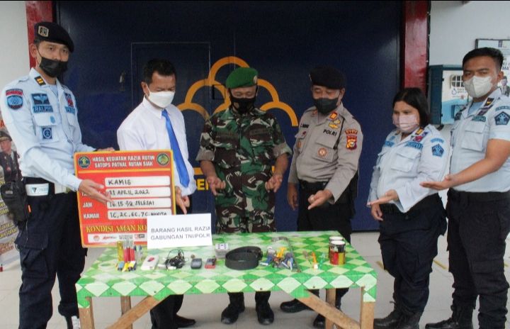 Razia di Rutan Siak, Petugas Temukan Ponsel dan Sajam