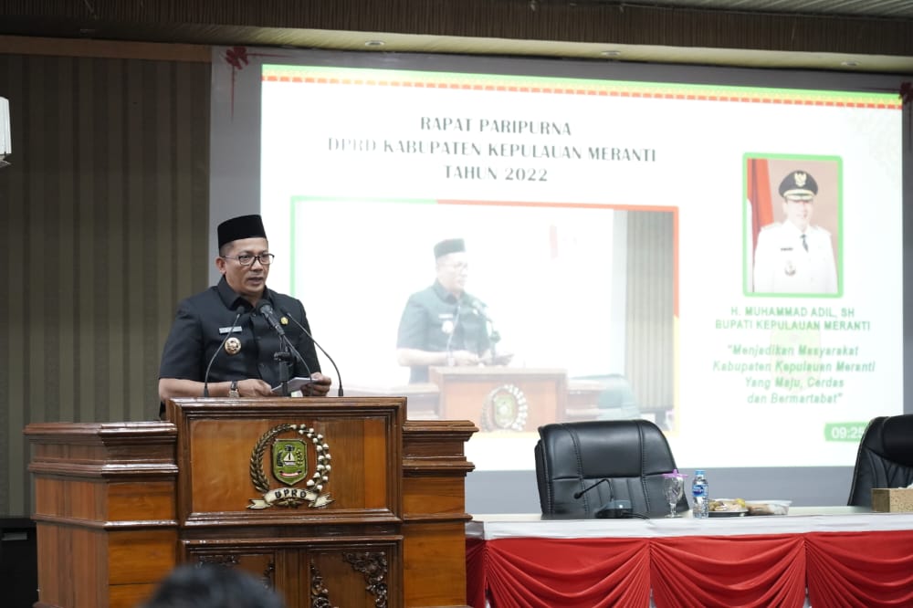 Bupati HM Adil Berikan Jawaban Kepala Daerah Terhadap Pandangan Fraksi di Sidang Paripurna 