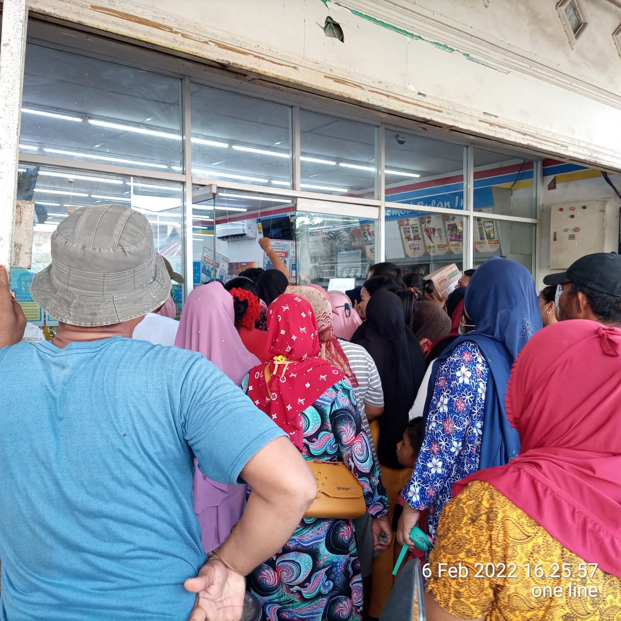 Ratusan Warga Tanjung Beringin Gruduk Toko Swalayan Indomaret