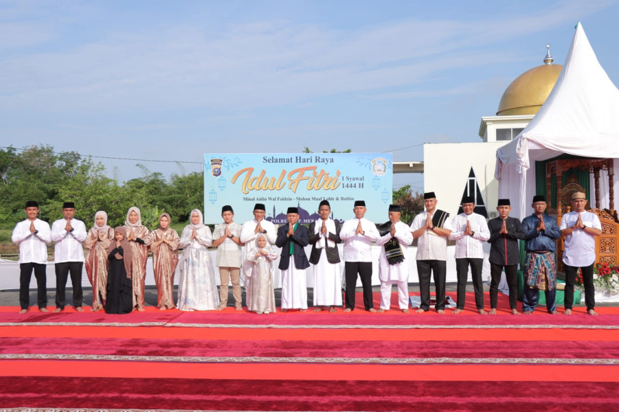 Kapolres Andi Yul dan Warga Sekitar Laksanakan Salat Idul Fitri 1444 Hijriyah di Halaman Mapolres