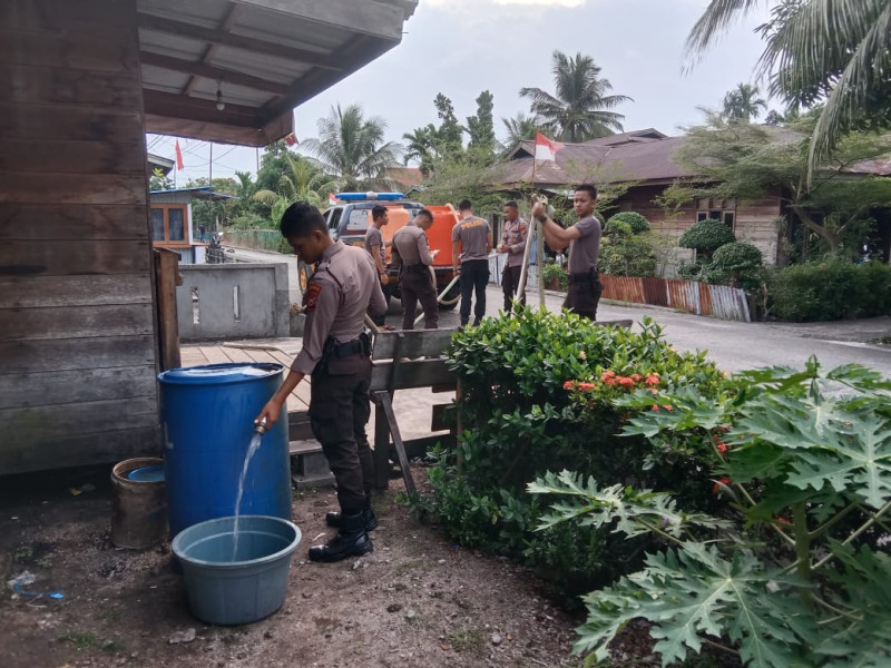 Personel Satsamapta Polres Meranti Bantu Suplai Air Bersih kepada Warga Terdampak Kemarau
