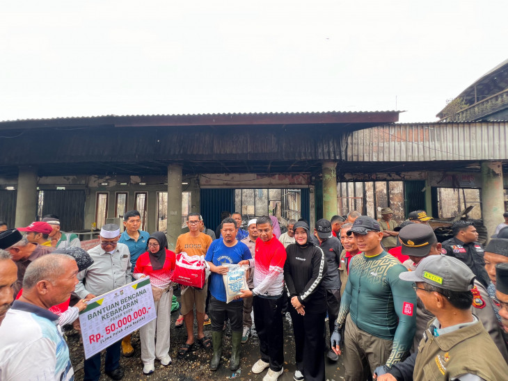 Bupati dan Wakil Bupati Kampar Tinjau Lokasi Kebakaran di Kuok, Serahkan Bantuan untuk Warga