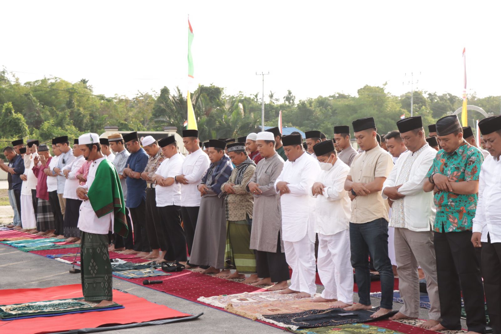 Bersama Personel, AKBP Andi Yul Laksanakan Salat Idul Adha di Halaman Mapolres Kepulauan Meranti