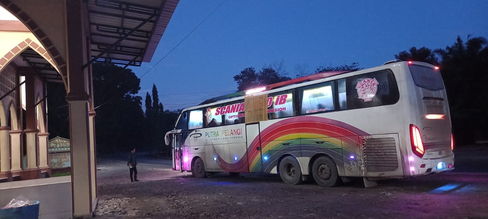 Bus Ditumpangi Ketua KAHMI Kota Pekanbaru Dilempar Batu