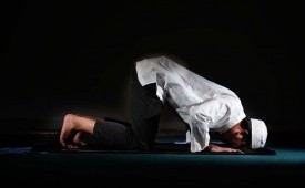 Anjuran Memakai Tutup Kepala saat Sholat