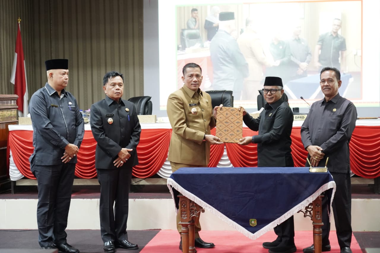 Rapat Paripurna, Bupati HM Adil : APBD 2021 telah disahkan Evaluasi Propinsi kami Lanjutkan