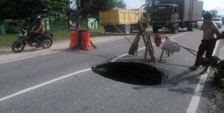 Waspadalah, Ada Lobang Mengaga di Jalan Depan Batalyon 132/BS Salo Riau