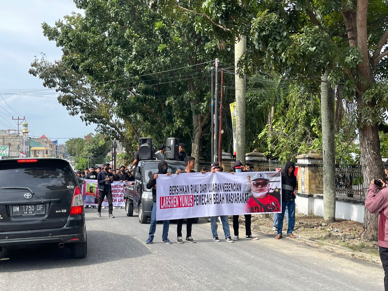 Ratusan Masa Demo di Depan Kantor PN Pekanbaru, Larshen: 'Besok Mereka Saya Undang Ngopi!'