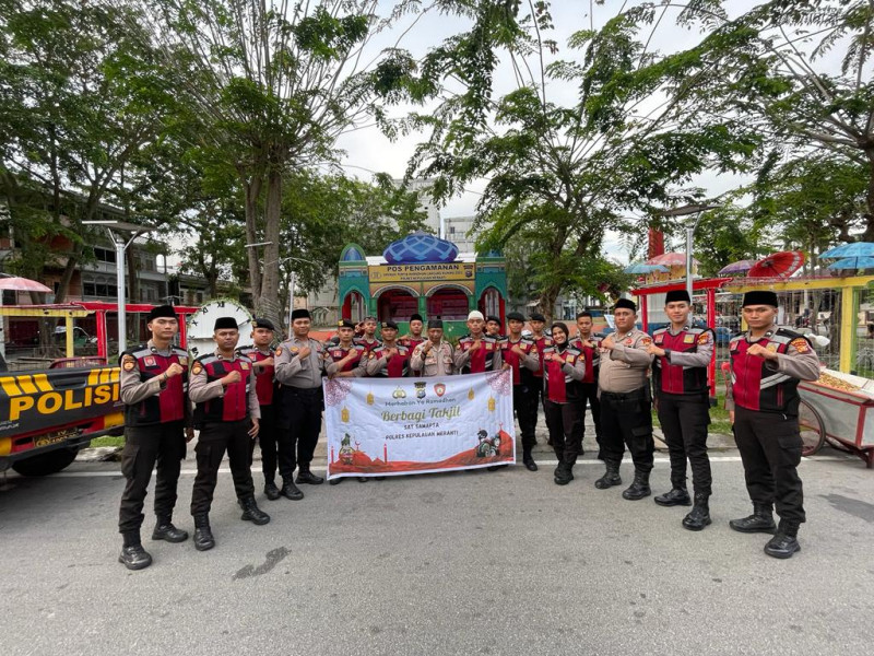 Sat Samapta Polres Meranti Bagi-bagi Ratusan Takjil Ramadan kepada Pengendara