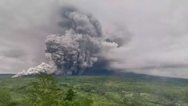 Gunung Semeru Meletus