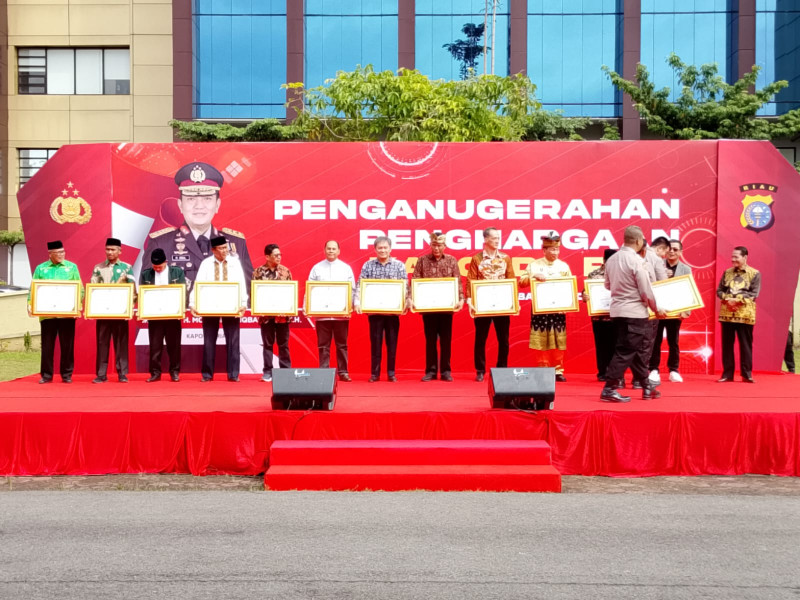 Ketua PWI Riau Raja Isyam Azwar Dianugerahi Penghargaan oleh Polda Riau