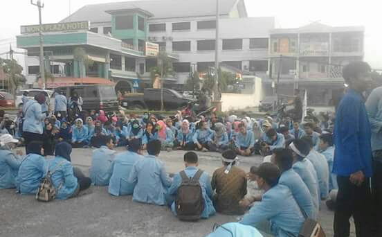 Mahasiswa UNRI Demo Di JL HR Subrantas Panam, Kecam Pemerintahan Represif Jokowi-JK