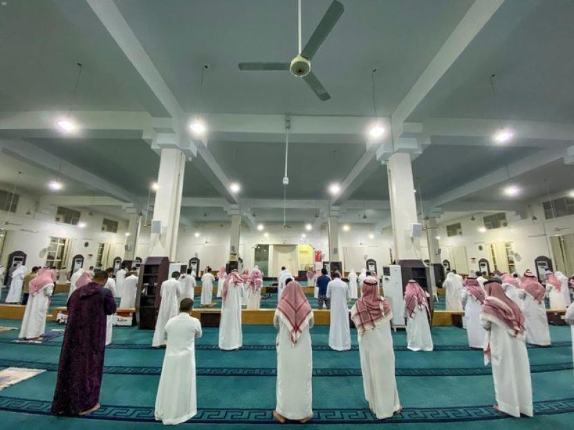 Sholat Berjamaah Secara Online, Apakah Boleh dan Sah?